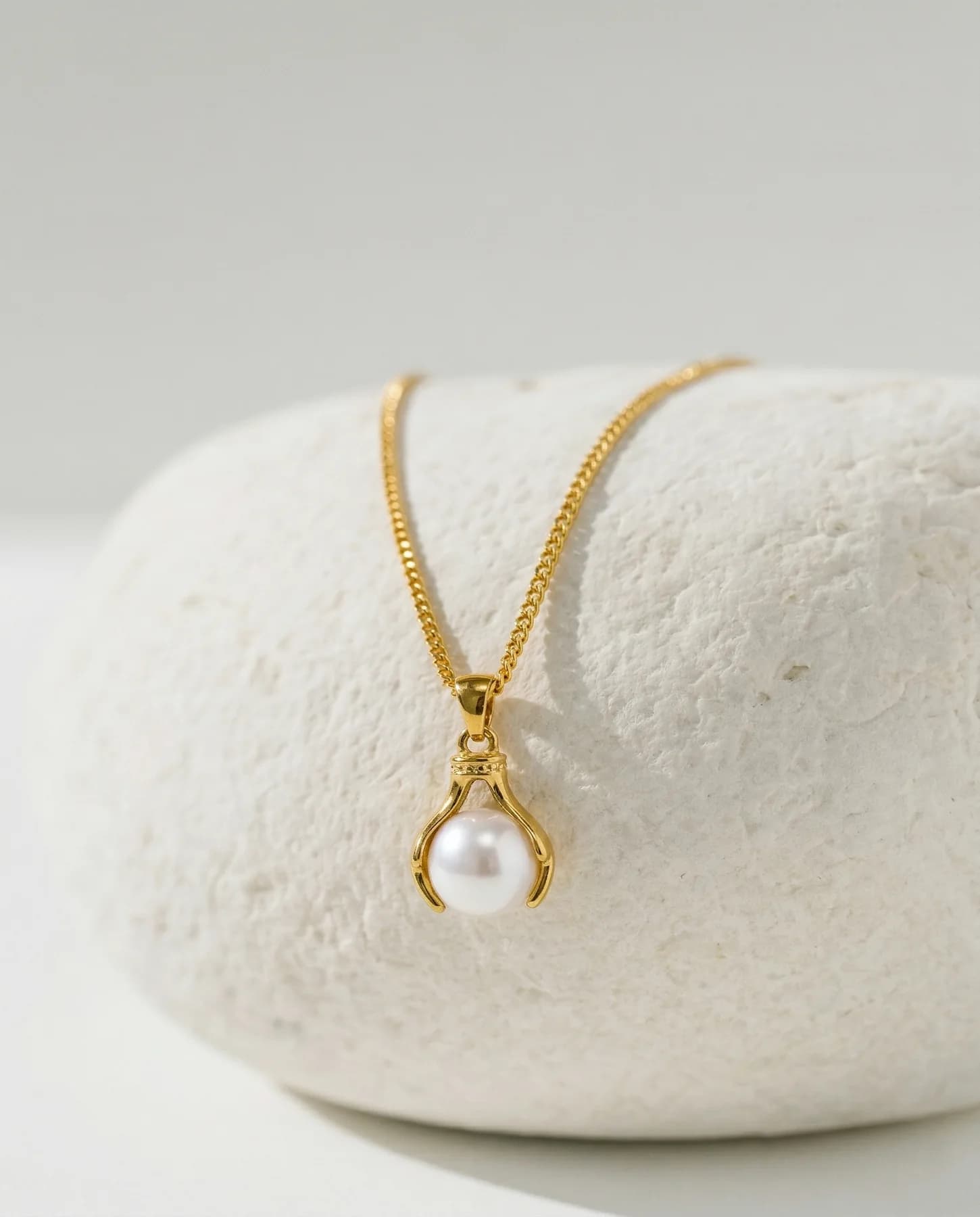 Pearl pendant product photograph